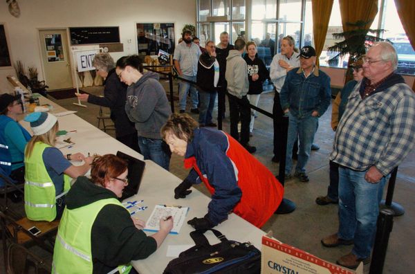 Residents line up to receive drinking water from a distribution center, Tuesday, January 20, 2015, in Glendive, Mont. A cancer-causing component of oil has been detected in the Glendive drinking water supply, just downstream from a crude oil spill that entered the Yellowstone River.  - Sputnik International
