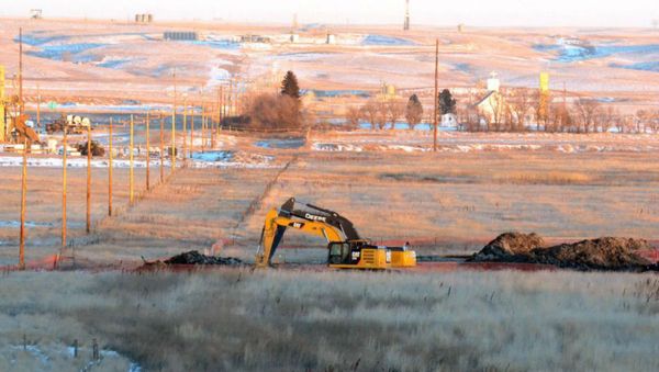 A massive cleanup is underway after workers discovered brine slowly leaking into Blacktail Creek in North Dakota. - Sputnik International