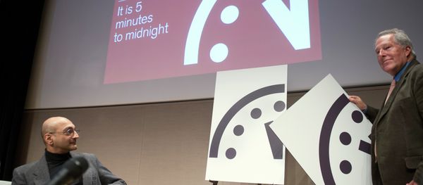 Climate scientist Richard Somerville, member, Science and Security Board, Bulletin of the Atomic Scientists, right, unveils the new Doomsday Clock. Climate scientist Richard Somerville, member, Science and Security Board, Bulletin of the Atomic Scientists, right, unveils the new Doomsday Clock. - Sputnik International