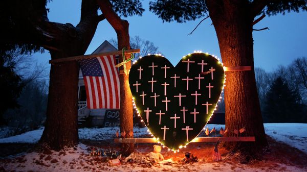 A memorial to the victims of the December 2012 shootings at Sandy Hook Elementary School. Residents of Newtown, Conn. say the shooter's home is a a constant reminder of the evil that resided there. - Sputnik International