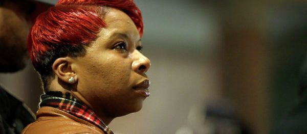 Lesley McSpadden, the mother of Michael Brown, prepares to speak to a crowd of supporters, Friday, Dec. 5, 2014, in Jefferson City, Mo. - Sputnik International