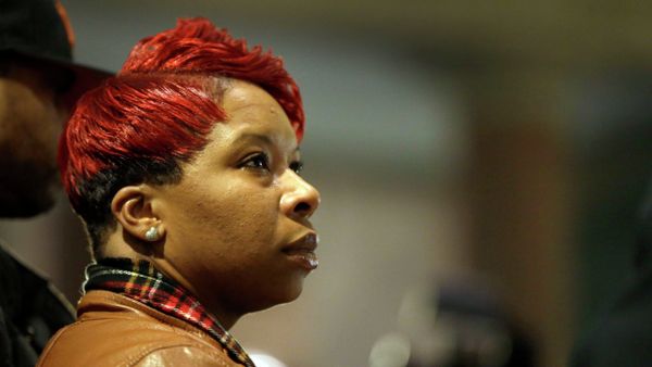 Lesley McSpadden, the mother of Michael Brown, prepares to speak to a crowd of supporters, Friday, Dec. 5, 2014, in Jefferson City, Mo. Lesley McSpadden, the mother of Michael Brown, prepares to speak to a crowd of supporters, Friday, Dec. 5, 2014, in Jefferson City, Mo. - Sputnik International