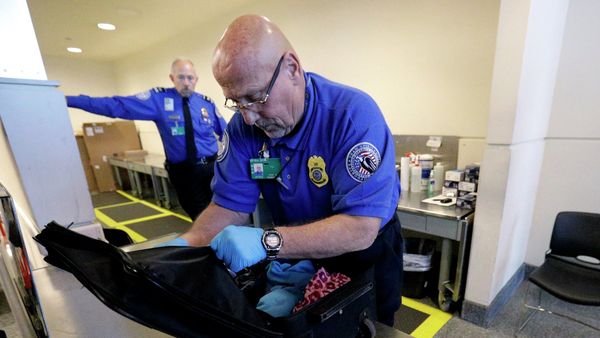 A TSA agent checks a bag at a security checkpoint area at Midway International Airport, Friday, Nov. 21, 2014, in Chicago. A TSA agent checks a bag at a security checkpoint area at Midway International Airport, Friday, Nov. 21, 2014, in Chicago. - Sputnik International