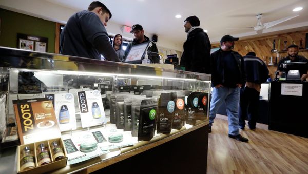 In this Tuesday, Dec. 30, 2014, photo, Cannabis City clerk John Golby, left, helps customers looking over a display case of marijuana products at the shop in Seattle. A year into the nation’s experiment with legal, taxed marijuana sales, Washington and Colorado find themselves with a cautionary tale for Oregon, Alaska or other states that might follow suit: They’re wrestling not with the federal interference many initially feared, but with competition from their own medical marijuana systems or even outright black market sales. In this Tuesday, Dec. 30, 2014, photo, Cannabis City clerk John Golby, left, helps customers looking over a display case of marijuana products at the shop in Seattle. A year into the nation’s experiment with legal, taxed marijuana sales, Washington and Colorado find themselves with a cautionary tale for Oregon, Alaska or other states that might follow suit: They’re wrestling not with the federal interference many initially feared, but with competition from their own medical marijuana systems or even outright black market sales. - Sputnik International