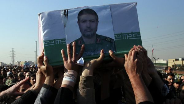 Civilians and armed forces members carry the coffin of Iranian Revolutionary Guard Brig. Gen. Mohammad Ali Allahdadi - Sputnik International