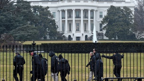 Secret Service officers search the south grounds of the White House in Washington, Monday, Jan. 26, 2015. Secret Service officers search the south grounds of the White House in Washington, Monday, Jan. 26, 2015. - Sputnik International