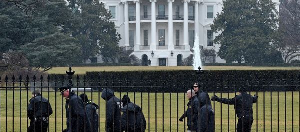 Secret Service officers search the south grounds of the White House in Washington, Monday, Jan. 26, 2015. Secret Service officers search the south grounds of the White House in Washington, Monday, Jan. 26, 2015. - Sputnik International