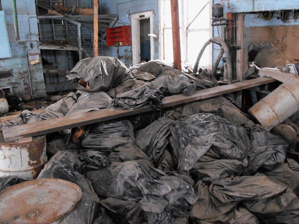 Bags full of radioactive oil filter socks, the nets that strain liquids during the oil production process, piled in an abandoned building in Noonan, N.D. North Dakota  - Sputnik International