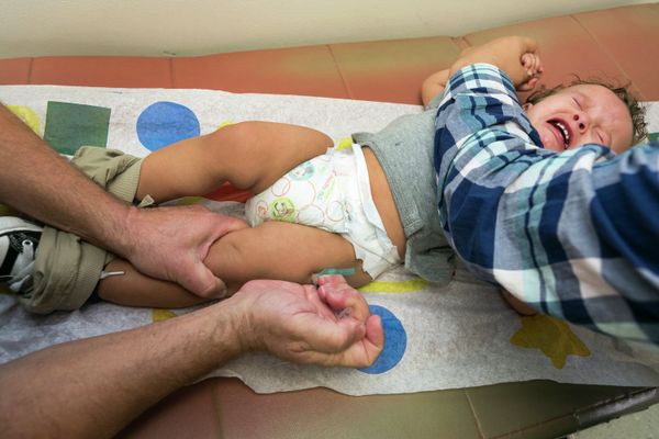 Pediatrician Charles Goodman vaccinates 1 year- old Cameron Fierro with the measles-mumps-rubella vaccine, or MMR vaccine at his practice in Northridge, Calif., Thursday, Jan. 29, 2015. Some doctors are adamant about not accepting patients who don't believe in vaccinations, with some saying they don't want to be responsible for someone's death from an illness that was preventable. Others warn that refusing treatment to such people will just send them into the arms of quacks. Pediatrician Charles Goodman vaccinates 1 year- old Cameron Fierro with the measles-mumps-rubella vaccine, or MMR vaccine at his practice in Northridge, Calif., Thursday, Jan. 29, 2015. Some doctors are adamant about not accepting patients who don't believe in vaccinations, with some saying they don't want to be responsible for someone's death from an illness that was preventable. Others warn that refusing treatment to such people will just send them into the arms of quacks. - Sputnik International
