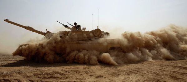 An Iraqi Army M1A1 Abrams tank, purchased from the U.S., maneuvers during a live fire exercise outside Baghdad, Iraq, Tuesday, Oct. 18, 2011. With the U.S. military scheduled to leave Iraq by the end of the year, the Iraqi security forces will be soley responsible for providing security for the country. - Sputnik International