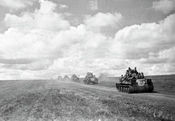 Battle of Kursk, Voronezh Front. July 1943. Tanks advancing toward front line. Battle of Kursk, Voronezh Front. July 1943. Tanks advancing toward front line. - Sputnik International