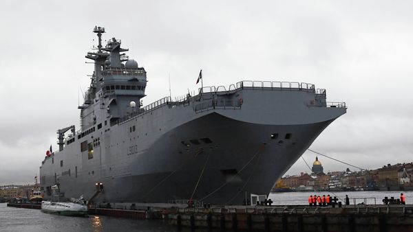 French Mistral-class amphibious assault ship moored near Lieutenant Schmidt Embankment in St. Petersburg - Sputnik International