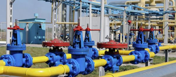 Ukraine will consider cutting off or putting some restrictions on gas supplies to eastern Ukraine, as Kiev does not receive gas payments from these regions - Sputnik International