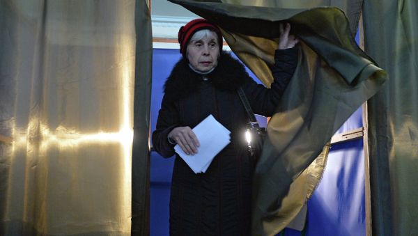 Donetsk resident votes on elections of the head of DNR and deputies of National Council of the republic - Sputnik International