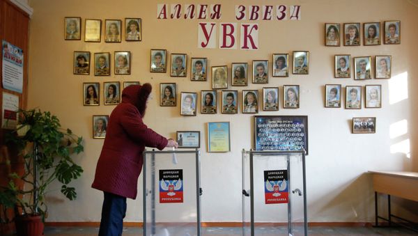 A woman casts a ballot during the self-proclaimed Donetsk People's Republic leadership and local parliamentary elections at a polling station in Donetsk, eastern Ukraine - Sputnik International