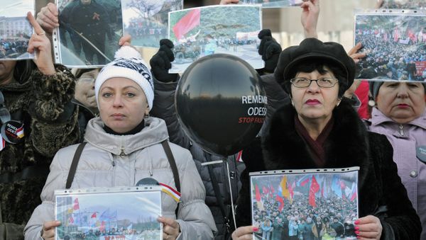 Odessa residents during mourning actions at the building of the Trade Unions Building on the square Kulikovo field in Odessa - Sputnik International