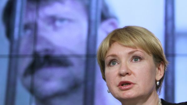 Alla Bout stands in front of a photograph of her imprisoned husband Viktor Bout - Sputnik International