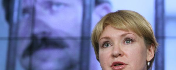 Alla Bout stands in front of a photograph of her imprisoned husband Viktor Bout - Sputnik International