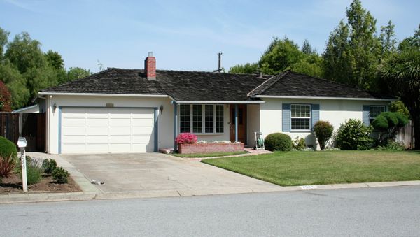 The home of Steve Jobs' parents, where between 1976 and 1977 Jobs and business partner Steve Wozniak hand-assembled 200 Apple I personal computers, one of which is set to be sold at auction at Christie's next month. - Sputnik International