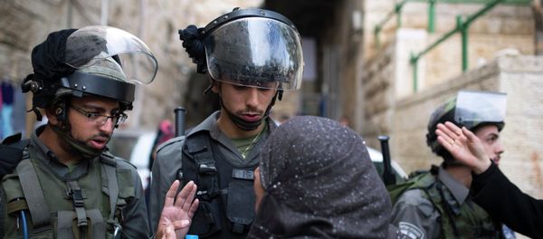 A Palestinian woman argues with Israeli border police near the Lions Gate in the Old City of Jerusalem - Sputnik International