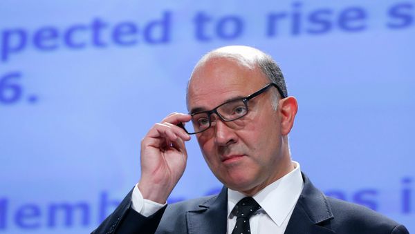 European Commissioner for Economic and Financial Affairs Pierre Moscovici presents the EU executive's autumn economic forecasts during a news conference at the EU Commission headquarters in Brussels November 4, 2014 European Commissioner for Economic and Financial Affairs Pierre Moscovici presents the EU executive's autumn economic forecasts during a news conference at the EU Commission headquarters in Brussels November 4, 2014 - Sputnik International