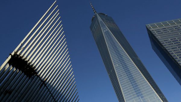 One World Trade Center stands between the transportation hub, left, still under construction, and 7 World Trade Center, right, Monday, Nov. 3, 2014 in New York - Sputnik International