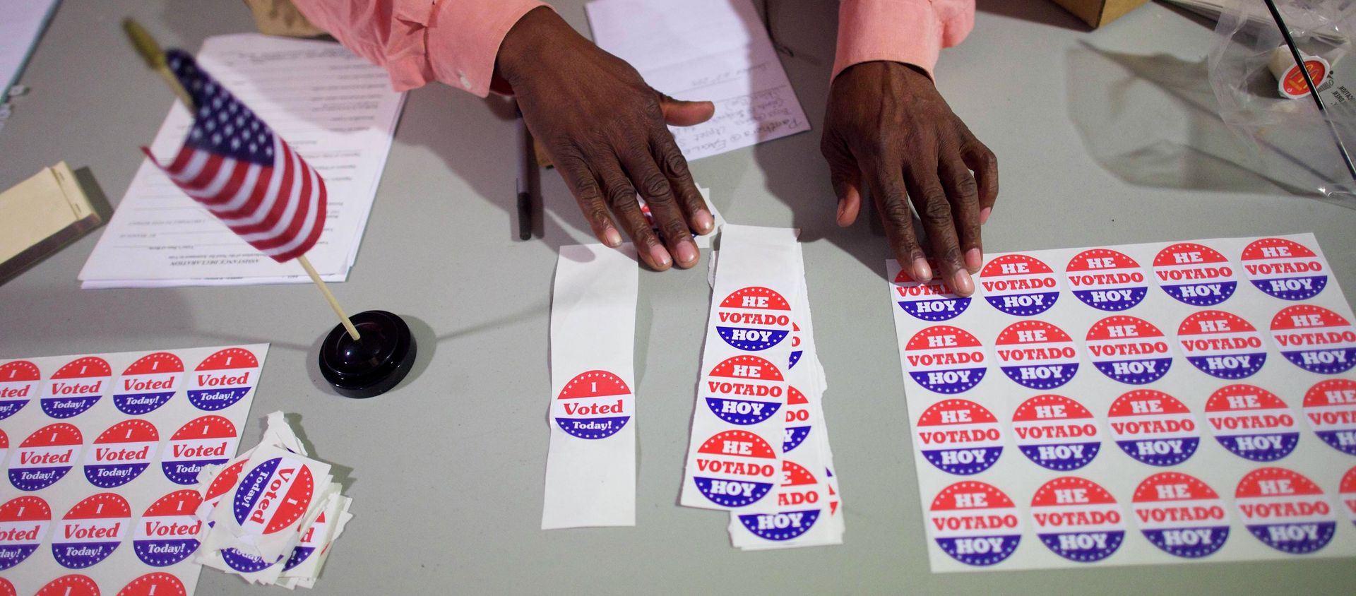 A majority inspector arranges 'I Voted Today!' stickers at registration on U.S. midterm election day morning at Holmes School Senior Center in Philadelphia, Pennsylvania, November 4, 2014 - Sputnik International, 1920, 28.07.2021