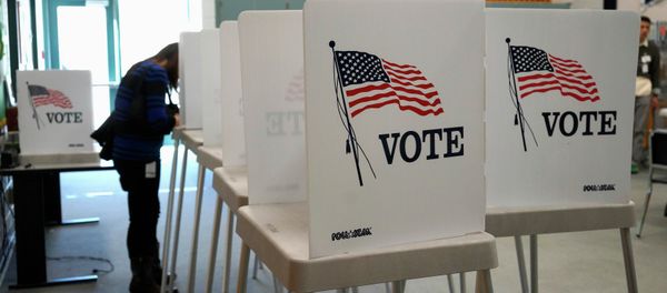 A voter fills in her ballot as she votes in the U.S. midterm elections at a polling place in Westminster, Colorado November 4, 2014 - Sputnik International
