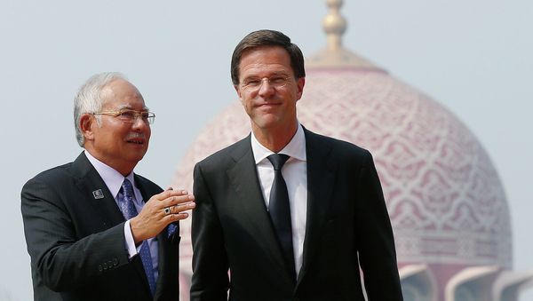Malaysia's Prime Minister Najib Razak (L) and Dutch Prime Minister Mark Rutte pose for photographs during an official visit to discuss the downing of Malaysia Airlines MH17 in Putrajaya November 5, 2014 Malaysia's Prime Minister Najib Razak (L) and Dutch Prime Minister Mark Rutte pose for photographs during an official visit to discuss the downing of Malaysia Airlines MH17 in Putrajaya November 5, 2014 - Sputnik International
