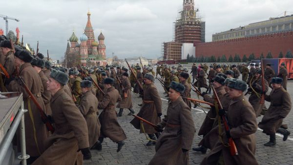 Soldiers, wearing WW II Soviet military uniform, during a rehearsal of the march to celebrate the legendary military parade in Red Square on November 7, 1941. - Sputnik International