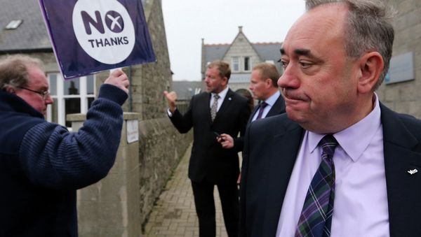 Scotland's First Minister Alex Salmond, looks on at a No campaigner sign during a walkabout in Ellon, Scotland - Sputnik International