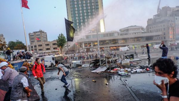 Opposition protesters and police clash in Turkey's capital Istanbul. - Sputnik International