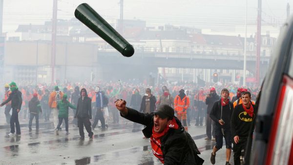 Protesters in Brussels clashed with riot police during a nationwide anti-austerity strike; around 100,000 people flooded the streets of the Belgian capital on Thursday. Protesters in Brussels clashed with riot police during a nationwide anti-austerity strike; around 100,000 people flooded the streets of the Belgian capital on Thursday. - Sputnik International