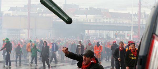 Protesters in Brussels clashed with riot police during a nationwide anti-austerity strike; around 100,000 people flooded the streets of the Belgian capital on Thursday. Protesters in Brussels clashed with riot police during a nationwide anti-austerity strike; around 100,000 people flooded the streets of the Belgian capital on Thursday. - Sputnik International