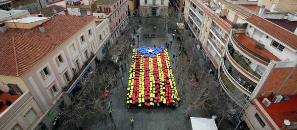 People hold placards to form a giant Estelada, the Catalan separatist flag, in front of the Sant Feliu del Llobregat townhall, near Barcelona February 16, 2014 People hold placards to form a giant Estelada, the Catalan separatist flag, in front of the Sant Feliu del Llobregat townhall, near Barcelona February 16, 2014 - Sputnik International