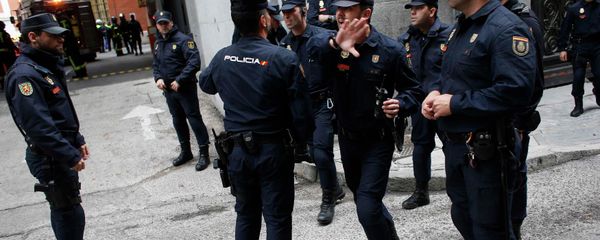 Police stand outside the rear entrance of the Bank of Spain after a fire broke out on the premises in Madrid, November 3, 2014 Police stand outside the rear entrance of the Bank of Spain after a fire broke out on the premises in Madrid, November 3, 2014 - Sputnik International