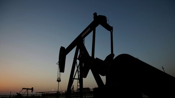 Volumes of oil extractions by Russian companies will begin decreasing in 2015 if oil prices remain at their current lows Volumes of oil extractions by Russian companies will begin decreasing in 2015 if oil prices remain at their current lows - Sputnik International