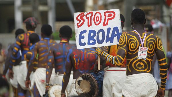 Actors parade on a street after performing at Anono school, during an awareness campaign against Ebola in Abidjan - Sputnik International