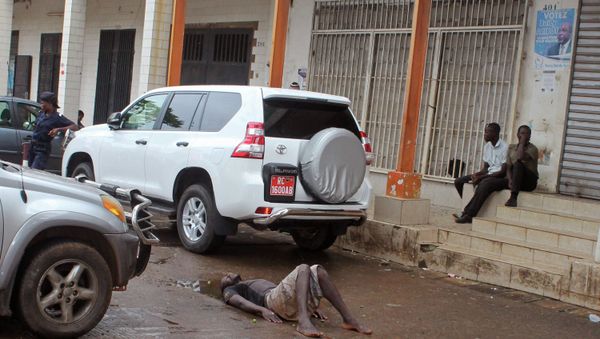 Man suspected of being infected with the Ebola virus is lying on the road, people are afraid of approaching him and are waiting for the police to arrive. - Sputnik International