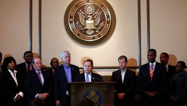 Detroit bankruptcy mediator Judge Gerald Rosen (C) addresses the media about the ruling on the Detroit municipal bankruptcy during a news conference in the Theodore J. Levin U.S. Courthouse in Detroit, Michigan, November 7, 2014. - Sputnik International