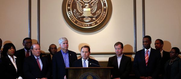 Detroit bankruptcy mediator Judge Gerald Rosen (C) addresses the media about the ruling on the Detroit municipal bankruptcy during a news conference in the Theodore J. Levin U.S. Courthouse in Detroit, Michigan, November 7, 2014. Detroit bankruptcy mediator Judge Gerald Rosen (C) addresses the media about the ruling on the Detroit municipal bankruptcy during a news conference in the Theodore J. Levin U.S. Courthouse in Detroit, Michigan, November 7, 2014. - Sputnik International
