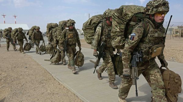 British troops prepare to depart upon the end of operations for U.S. Marines and British combat troops in Helmand - Sputnik International