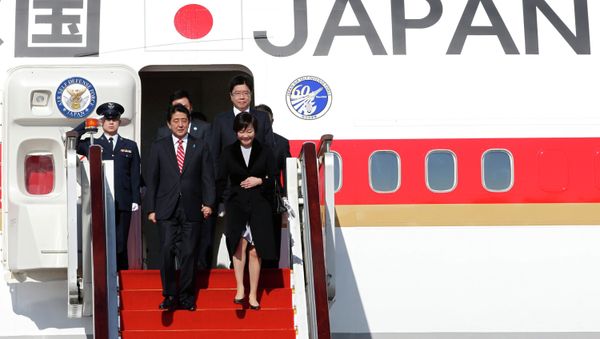 Japanese Prime Minister Shinzo Abe and his wife Akie arrive at the Beijing Capital International Airport November 9, 2014, to attend the Asia Pacific Economic Cooperation (APEC) meetings. Japanese Prime Minister Shinzo Abe and his wife Akie arrive at the Beijing Capital International Airport November 9, 2014, to attend the Asia Pacific Economic Cooperation (APEC) meetings. - Sputnik International