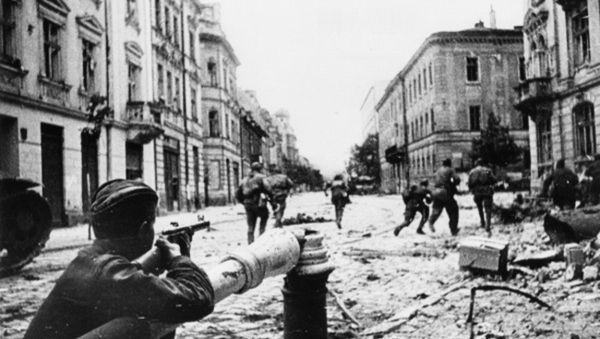 Street fighting: Soviet infantrists on tanks are shooting at fleeing German soldiers, Lviv (Ukraine), July 1944. - Sputnik International