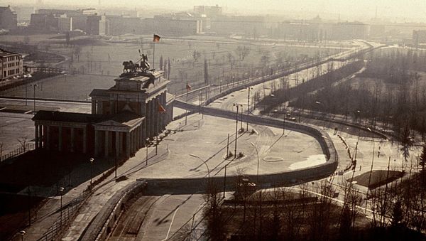 Newly released Polish diplomatic cables from  25 years ago show that Poland too sought to avoid the unification of Germany. Photo: Brandenburg Gate, Berlin, 1962. - Sputnik International