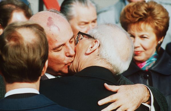 The Fall of the Berlin Wall: End of Divide in Pictures The Fall of the Berlin Wall: End of Divide in Pictures - Sputnik International