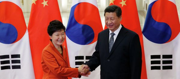 China's President Xi Jinping (R) with South Korea's President Park Geun-hye - Sputnik International