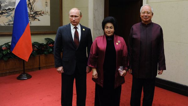 Russian President Vladimir Putin, left, and Malaysian Prime Minister Haji Mohammad Najib bin Tun Haji Abdul Razak with his wife, Datin Paduka Seri Rosmah Mansor, during a separate meeting at the APEC summit in Beijing. Russian President Vladimir Putin, left, and Malaysian Prime Minister Haji Mohammad Najib bin Tun Haji Abdul Razak with his wife, Datin Paduka Seri Rosmah Mansor, during a separate meeting at the APEC summit in Beijing. - Sputnik International