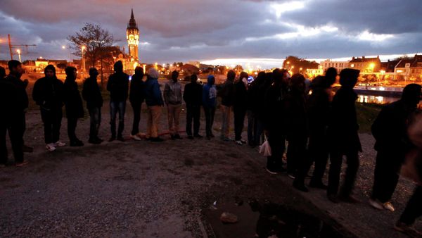 Migrants queue for the daily food distribution close to the city hall in Calais October 26, 2014 Migrants queue for the daily food distribution close to the city hall in Calais October 26, 2014 - Sputnik International