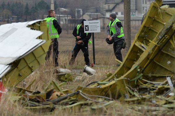 Investigating the Tragedy: Dutch Experts Clearing MH17 Crash Site - Sputnik International